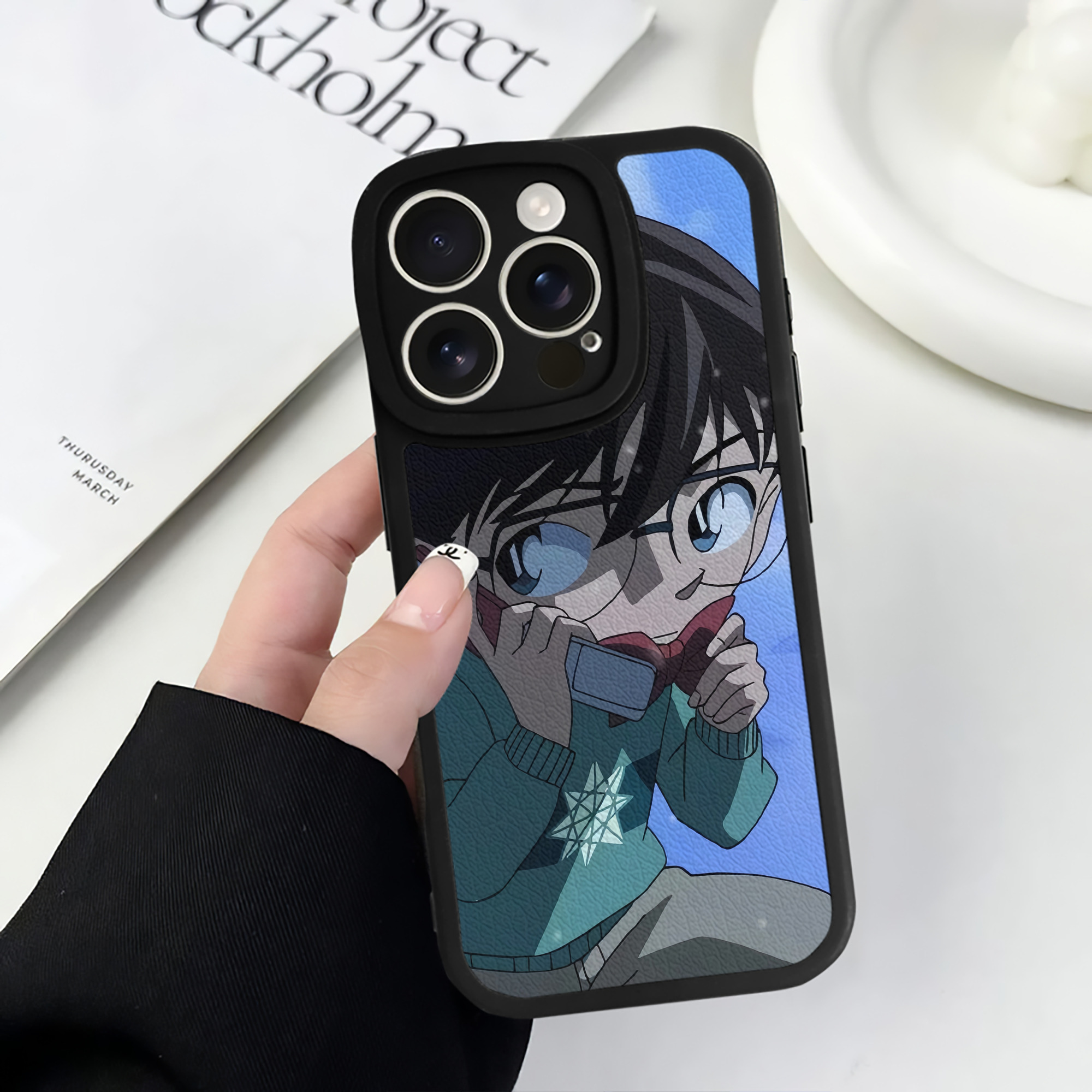 （画像用） 名探偵コナン Detective Conan 【iPhone 16シリーズ対応】シリコンスマホケース（レザー調） 材質：シリコン